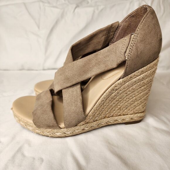 Indigo Rd Women Size 6 Wedge Espadrilles Slip On Tan Sandals - Picture 1 of 7